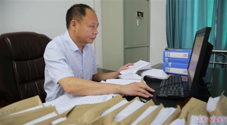 初心不改　本色不褪——記廣西勤廉榜樣、河池市紀(jì)委副書記、監(jiān)委副主任黃振林